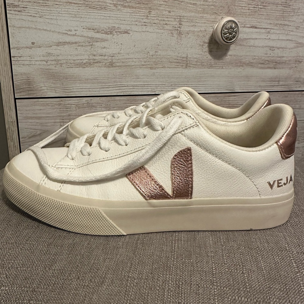 Veja Women's Ivory and Rose Gold Sneakers